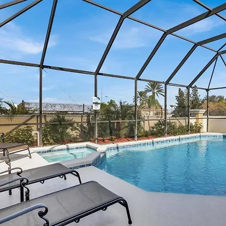 8176 Fan Palm Vila